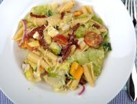 Vegetarisk pastasallad med soltorkad tomat